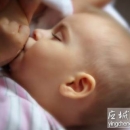 幼儿喝母乳“红了眼” 哺乳期饮食注意啥
