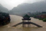 湖南凤凰连降暴雨古城被淹 景区关闭全城停电