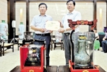 两瓶白酒入藏省博 游客调侃：热干面可以吗？