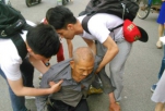 湖北应城近七旬老人街头摔倒 众人争相搀扶